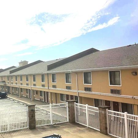 Super 8 By Wyndham Fort Scott Exterior photo
