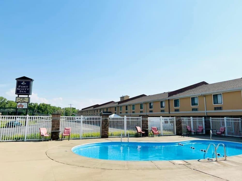 Super 8 By Wyndham Fort Scott Exterior photo